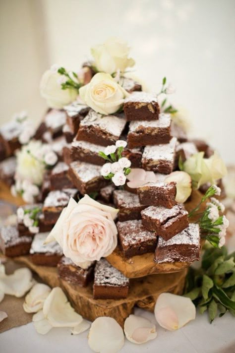 Brownie tower - 10 of the best unusual wedding cake tower ideas Brownie Wedding Cakes, Brownie Wedding, Brownie Tower, Alternative Wedding Cakes, Unusual Wedding Cakes, Buffet Dessert, Bells Wedding, Cake Tower, Wedding Cake Alternatives