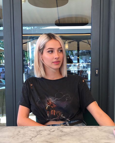 Balayage Bob Hair Straight, Off The Shoulder Bob Haircut, Short Platinum Blonde Balayage, Short Blonde Hair On Brunettes, Black To Blonde Hair Short, Blonde With Dark Roots Bob, Bleach Blonde Bob Dark Roots, Short Platinum Hair With Dark Roots, Blonde Sleek Bob