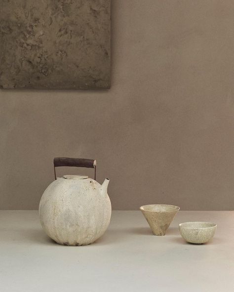 Tea Pot And Cup, Wabi Sabi Ceramics, Cereal Magazine, Pottery Tea Pot, Art Ancien, Pottery Crafts, Japanese Pottery, Japanese Ceramics, Cup Set