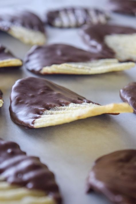 Chocolate Dipped Potato Chips Recipes, Chocolate Dipped Chips, Chocolate Dipped Potato Chips, Dip For Potato Chips, Chocolate Potato Chips, Chocolate Covered Potato Chips, Chocolate Chip Dip, Lays Potato Chips, Potato Chip Recipes