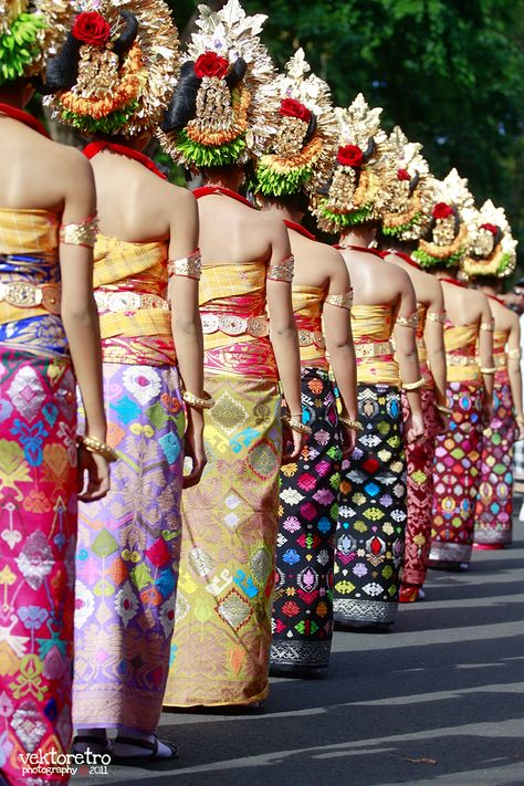 Balinese women in traditional costumes and hairstyles | by Ghaghah Vektoretro Balinese Painting, Voyage Bali, Costumes Around The World, Bali Lombok, Indonesian Art, Maria Elena, Bali Island, We Are The World, Family Vacations