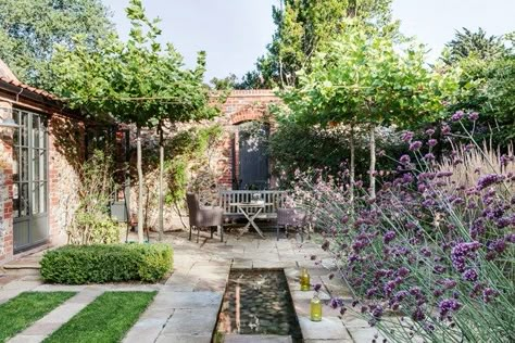 From country cottage gardens to grand estates, be inspired by these quintessentially English garden designs Traditional Garden Design, Italian Courtyard, Country Cottage Garden, Pergola Diy, English Garden Design, Small Courtyard Gardens, Courtyard Gardens Design, Garden Wallpaper, Walled Garden