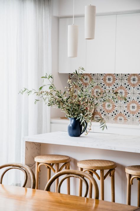 Boho Chic Kitchen Decor, White Kitchen Splashback Ideas, Modern Kitchen Splashbacks, White Kitchen Splashback, Kitchen Splashback Tiles, Crowded House, Kitchen Background, Colorful Backsplash, Bold Kitchen