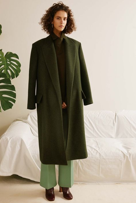 Céline Pre-Fall 2016 Fashion Show Jheri Curl, Fall Fashion Coats, Pre Fall 2016, Fall Fashion 2016, Phoebe Philo, Harper's Bazaar, Inspiration Mode, 2016 Fashion, Fall 2016