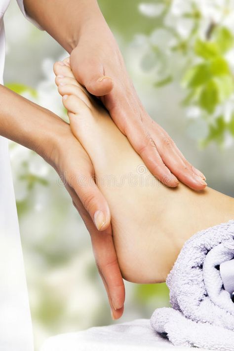 Ayurveda Massage, Foot Reflexology Massage, Reflexology Massage, Foot Reflexology, Hot Stone Massage, Massage Benefits, Foot Spa, Therapeutic Massage, Massage Techniques