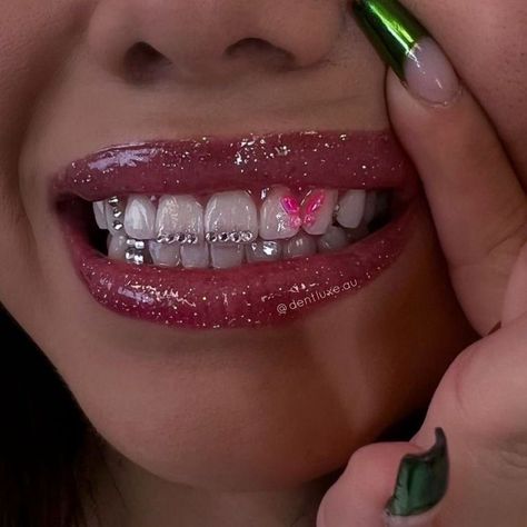 Unique Tooth Gems, Cute Tooth Gems Ideas, Tooth Gems Butterfly, Tooth Gems Aesthetic, Teeth Jewels, Nails Strass, Teeth Gems, Wörter Tattoos, Unicorn Purple