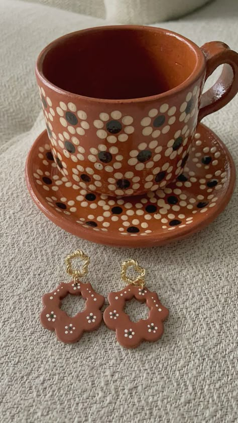 #mexicandesign #michoacan #modernhousedecor #modernmexican #coffee #cafe #mexicancoffee #cafedehoya #capulina #michoacan #artesanias #artesaniamexicana #coffeeaesthetic #aesthetic #mexicanhome #mexicanhomedecor #artesaniamexicana #aesthetic #clayearrings Mexican Coffee Shop Aesthetic, Mexican Pottery Decor, Mexican Mug, Modern Mexican Decor, Modern Mexican Home Decor, Terracotta Decor, Modern Mexican Home, Mexican Themed Party, Mexican Style Dresses