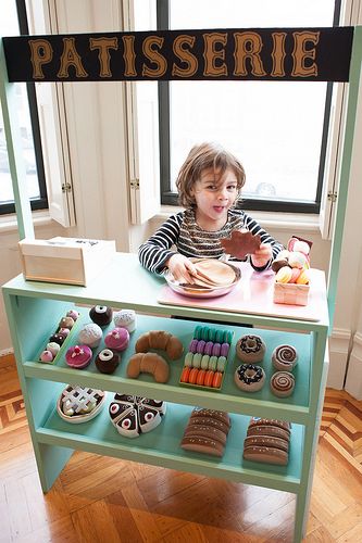 DIY Patisserie Stand | Brooklyn Limestone (cannot get over the pretend bakery items) Play Bakery, Dramatic Play Preschool, Play Kitchens, Kids Play Kitchen, Kids Pretend Play, Diy Play Kitchen, Play Centre, Felt Food, Toy Rooms