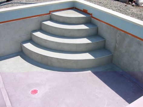 Piscine traditionnelle béton MARINAL Escalier de piscine en béton Marinal Pool Step Design, Pool Stairs Design, Swimming Pool Stairs, Swimming Pool Steps Design, Pool Landscaping Backyard, Pool Steps Inground, Corner Steps, Pool Stairs, Swimming Pool Steps