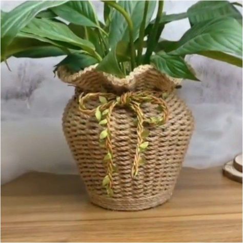 Diy Plant Gifts, Jute Vase, Jute Weaving, Jute Rope Crafts, Twine Vase, Twine Crafts Diy, Jute Twine Crafts, Diy Planters Indoor, Burlap Diy