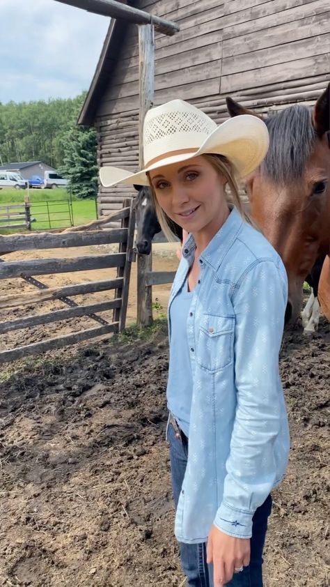 official_heartlandoncbc on Instagram: Where there are horses, there is horse makeup! Watch as Amber explains the magic behind the horses of Heartland. #iloveheartland… Heartland Season 16, Heartland Season 10, Heartland Actors, Heartland Cbc, Heartland Amy, Western Family, Amy Fleming, Heartland Ranch, Heartland Seasons