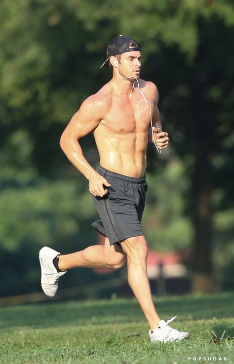 Pin for Later: Rumored New Bachelor Luke Pell Went on a Run and Made All Your Dreams Come True Guys References, Guy Running, Mens Gym Shoes, Running Pictures, Muscle Guys, Bachelor Nation, Poses Reference, Dynamic Poses, Gym Shoes