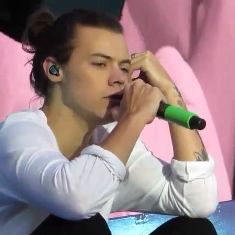 I'm in love with you and all your little things ❤️ #Harrystyles    Its a video just click on it Harry Styles Man Bun, Styles Man, Harry Styles Crying, Harry Styles Long Hair, Harry Styles Icons, Harry 1d, Celebrity Singers, Man Bun, I Want To Cry