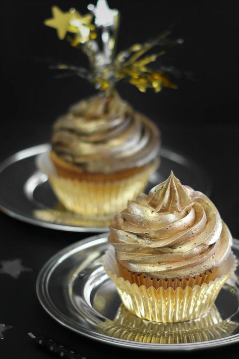 @Heather Creswell Baird | sprinklebakes shows you how to celebrate golden birthdays with extra-special cupcakes! Gold Frosting, Golden Birthday Parties, Betty Crocker Cake, Gold Cupcakes, Golden Birthday, Fun Cupcakes, Birthday Treats, Birthday Cupcakes, Cupcake Recipes