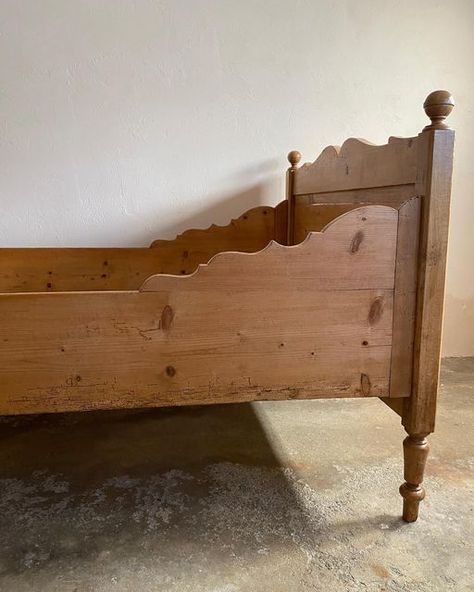 Knosen Antiques on Instagram: "Some above and beyond side rails on this bed coming up tomorrow. 🤩 Interior dimensions: 42” x 72.75” #antiquepine #antiquebed #antiquepinesleighbed #sleighbed #antiquedecor #antiqueinteriors #countryinteriors #countryhomestyle #farmhousedecor #cottagestyle #cottagedecor" How To Make Side Rails For Bed, Bed Side Rails, Pine Beds, Sleigh Bed, Antique Beds, Interior Dimensions, Sleigh Beds, Kids' Bed, Headboard And Footboard