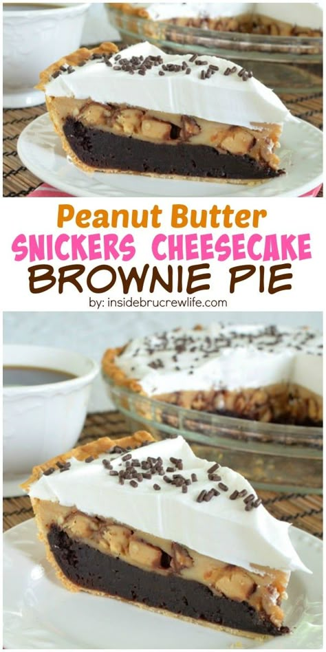 Brownie pie topped with Snickers cheesecake is a fun and delicious way to do dessert! Peanut Butter Snickers, Brownie Peanut Butter, Snickers Torte, Snicker Cupcakes, Guinness Chocolate, Snickers Cheesecake, Brownie Pie, Cheesecake Brownie, Brownie Cheesecake