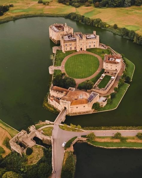 Water Castle, Manor Homes, Star Wars Planets, Leeds Castle, Old Castle, French Castles, Kent England, Stately Homes, Mansions Luxury