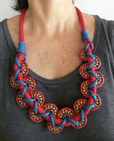 Rope Necklace Tutorial, Collar Hippie, Macrame Colar, Paracord Bracelet Diy, Knit Jewelry, Rope Jewelry, Tote Bags Sewing, Necklace Tutorial, Fancy Jewellery