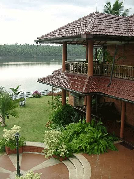 traditional Kerala architecture | DesignFlute Kerala Architecture Modern, Nalukettu Houses Kerala Interior, Nalukettu Houses Kerala, Farmhouse Garden Design, Home Design Farmhouse, Garden Design Home, Garden Home Ideas, Chettinad House, Kerala Traditional House