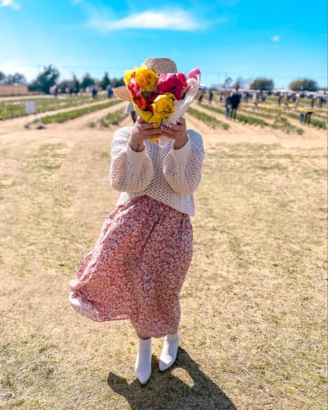 Tulips Outfit Ideas, Tulip Fields Outfit, Texas Tulips Outfit, Tulip Field Outfit Ideas, Tulip Picking Outfit, Tulip Farm Outfit, Tulip Festival Outfit, Tulip Field Outfit, Tulips Outfit