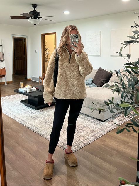 Sherpa Platform Uggs Outfit, Ugg Outfit Ideas Winter Casual, Sherpa Uggs Outfit, Outfits With Platform Uggs, Outfits With Uggs Tasman, Ugg Slippers Outfit Leggings, Platform Ugg Outfit, Platform Uggs Outfit, Taiwan Ootd