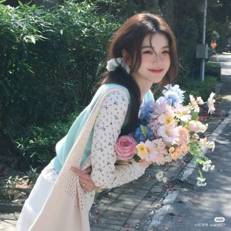 Karina With Flower, Pose Reference Flowers, Poses With Flowers Bouquets, Ulzzang Girl Aesthetic, Stylish Pic, Emo Pfp, Kids Mood, Fairytale Photography, Japan Aesthetic