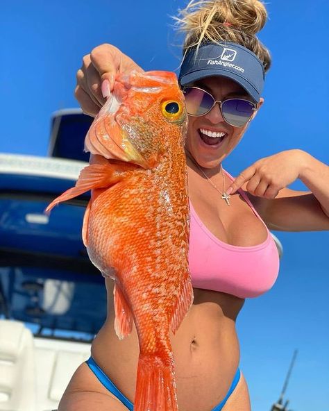 Female Angler, Fishing Girl, Girls Fishing, Florida Fishing, Boat Girl, American Dreams, Fishing Boots, Fishing Pictures, Relaxing Time