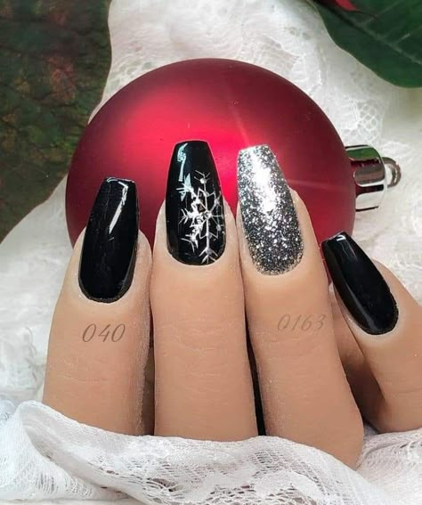 Black Nail Designs Christmas, Holiday Nails Inspiration, Black Christmas Nails Acrylic, Holiday Nails Black, Black Xmas Nails, Black Christmas Nail Designs, Christmas Nails Black, Christmas Nails Elegant, Black Christmas Nails