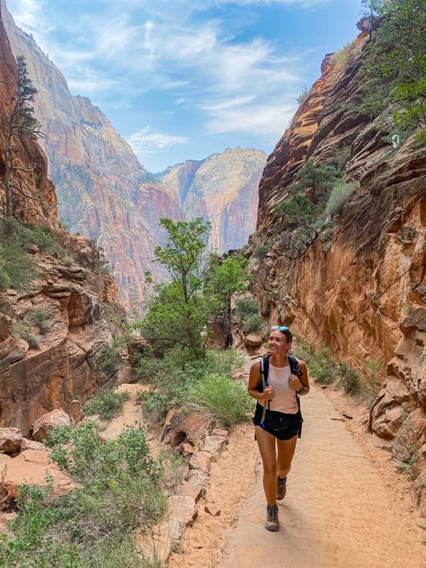 Desert Hiking Outfit Summer, Arizona Hiking Outfit Summer, Sedona Hiking Outfit, Desert Hiking Outfit, Arizona Hiking Outfit, Grand Canyon Outfit, Trip Poses, What To Wear Hiking, Desert Hiking