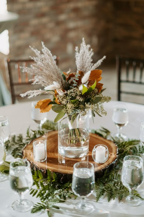 Aspen Centerpiece Wedding, Cheap Fall Wedding Ideas, Chantelle Wedding, Mountain Wedding Flowers, Ceremony Pergola, Mountain Fall Wedding, Court Wedding, Fall Fest, Wedding Court