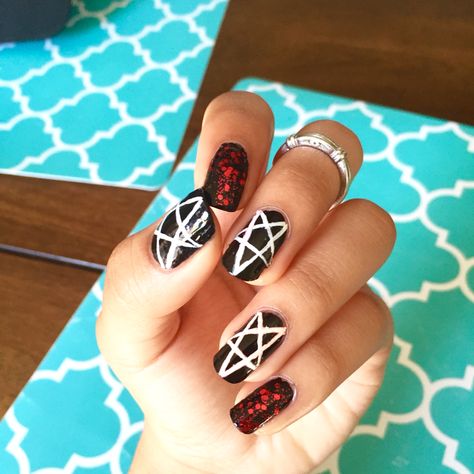 Dark pentagram nail art Satanic Nails, Pentagram Nails, Satanic Star, Awesome Nails, Beauty Stuff, Black Nails, My Pictures, Nail Art, Glitter