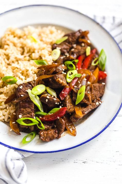 Pepper steak is quick, easy and perfect to whip up any night of the week. Strips of beef and bell peppers are stir fried in a wok to create a delicious main dish, ready in no time! I love it with brown rice, but cauliflower rice would also be great on the side. 2023 Meals, Rice Healthy, Pepper Steak Recipe, Pan Seared Salmon, Wedding Projects, Pepper Steak, Awesome Recipes, Bon Appetite, Skinny Taste Recipes