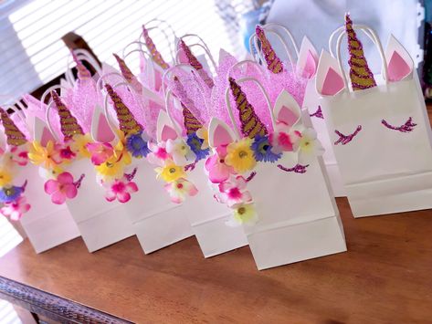 Unicorn Goodie Bags Unicorn Goodie Bags, Goodie Bag Ideas For Kids, Goodie Bag Ideas, Unicorn Theme, Bag Ideas, Party Party, Unicorn Party, Goodie Bags, Theme Party