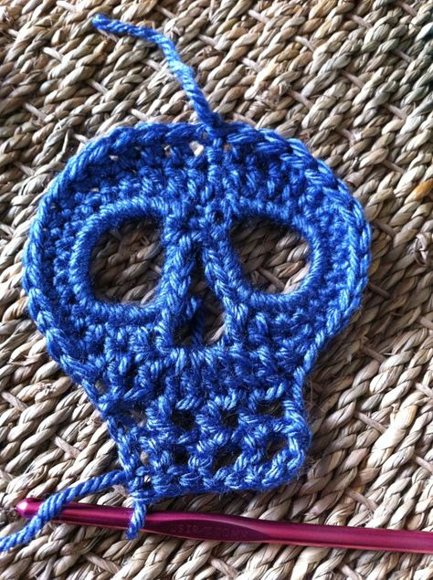 DIY crochet skulls tutorial. HEY BRANDI TAPLEY WILL YOU MAKE ME A SCARF??? PLEASE!!!! PINK AND BLACK. :) Crocheted Appliques, Skull Tutorial, Skull Crochet, Crochet Skull Patterns, Crochet Pour Halloween, Halloween Bunting, Crochet Skull, Confection Au Crochet, Day Of The Dead Skull