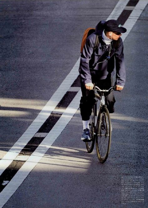 Hypebeast Fashion Men, Urban Bike Style, Hypebeast Fashion, Riding A Bike, City Boy, Bike Style, Japanese Street Fashion, Fashion Advertising, Sneakers Men Fashion