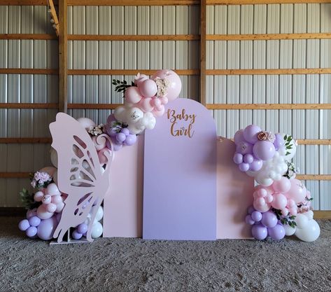 Pink And Purple Butterfly Balloon Garland, Lilac And Pink Birthday Decorations, Pink And Lavender Butterfly Party, Butterfly Party Backdrop Ideas, Ballon Decorations Butterfly, Pink And Lilac Balloon Garland, Butterfly First Birthday Backdrop, Baby Shower Ideas Purple Theme, Lilac Backdrop Ideas