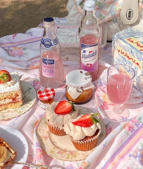 Picnic Inspiration, Picnic Birthday, Picnic Date, Picnic Food, Cute Desserts, April 29, A Picnic, Cafe Food, Pretty Food