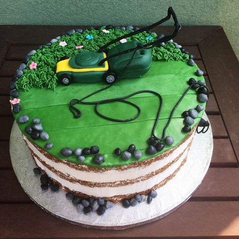 Lawnmower birthday naked cake Lawn Mower Cake, Gardening Cake, 4th Birthday Cakes, Garden Cakes, 21st Birthday Cake, Boy Birthday Cake, Small Yard, Boys Birthday, Cakes For Boys