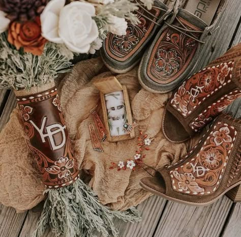 Western Indoor Wedding, Maroon Western Wedding, Western Wedding Fall, Western Wedding Ideas Rustic, Dark Western Wedding, Western Wedding Shoes, Western Wedding Table Decor, Western Wedding Colors Schemes, Fall Western Wedding