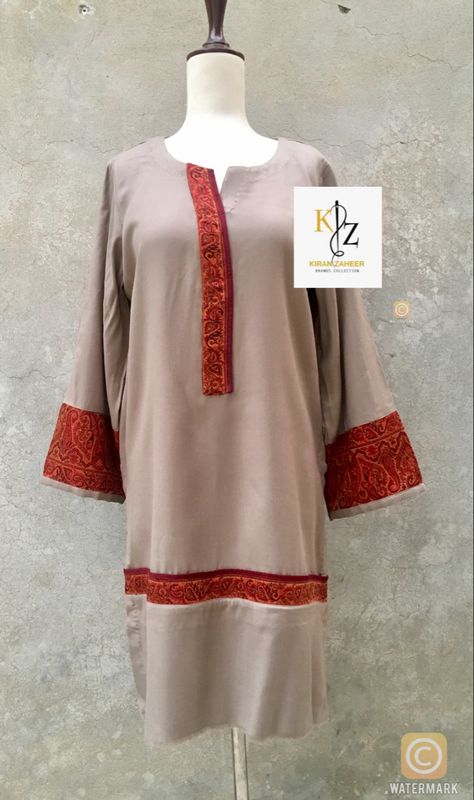 Winter Dresses Designs Pakistani, Pheran Kashmiri Dress, Pheran Designs, Pashmina Kurta, Plane Clothes, Kashmiri Dress, Shawl Shirt, Woolen Suit, Loose Shirt Dress