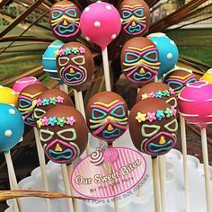 Luau Treats, Hawaiian Cake Pops, Luau Cake Pops, Luau Desserts, Tiki Cake, Luau Decor, Surfer Party, Hawaiian Cake, Tropical Desserts