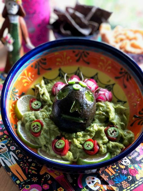 Prepare the Skull Guacamole for your Day of the Dead feast Blue Corn Chips, Avocados From Mexico, Guacamole Recipe Easy, Disney Dinner, Mexican Spices, Agua Fresca, Pumpkin Candy, Edible Ink, Pork Rinds