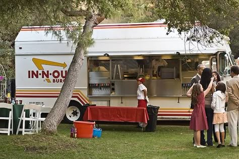 Wedding Food Truck Receptions, Food Truck Reception, Catering Truck, Hipster Party, Truck Wedding, Food Truck Wedding, Food Truck Catering, Best Food Trucks, Mobile Catering