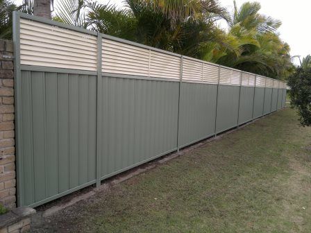 Colourbond Fence Screening Ideas, Fence Screening Ideas, Privacy Screen Fence Ideas, Screen Fence Ideas, Colorbond Fence, Wooden Privacy Screen, Privacy Screen Ideas, Fence Extension, Privacy Landscaping Backyard