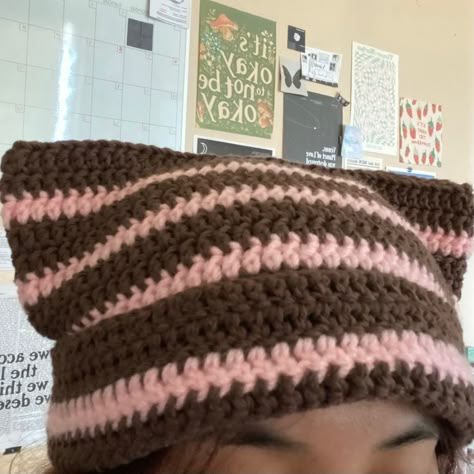 Pink And Brown Fashion, Pink Beanie Crochet, Pink And Brown Clothes, Winter Crochet Ideas Aesthetic, Cute Beanie Crochet, Brown Crochet Projects, Brown Cat Beanie, Insect Outfit, Crocheting Beanies