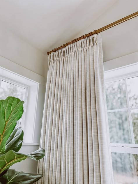 Thick Curtains Living Room, Curtains Guest Bedroom, French Window Curtains Ideas, Pinched Pleat Curtains, Drapes On Sliding Glass Doors, White Walls With Curtains, Formal Living Room Curtains, Pinch Pleat Linen Curtains, White Pinch Pleat Curtains