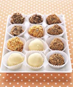 Ice Cream Truffles.   I can see using dozens of ice cream & coating combinations with this! Why stop at vanilla? Arrange 3 different flavors in a small, decorative, dessert dish. Make a mini banana split! Ice Cream Truffles, Kids Party Desserts, Ice Cream Balls, Ice Cream Dessert Recipe, Best Ice Cream Maker, Romantic Desserts, Truffles Recipe, Desserts For Parties, Easy Ice Cream