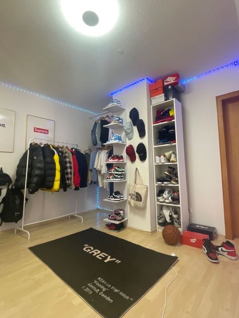 Streetwear Rooms Ideas, Room Ideas Aesthetic Streetwear, Bedroom Ideas Streetwear, Hype Beats Room Ideas, Streetwear Room Decor Ideas, Room Ideas Streetwear, Room Inspo Streetwear, Room Ideas Hypebeast, Room Decor Streetwear