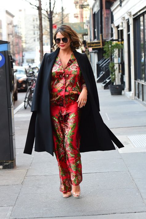 Yes, Chrissy Teigen Wore Her Silk Pajamas in Public Silk Pyjama Outfit, Pajama Outfit Ideas, Pajamas In Public, Pajama Pants Outfit, Goth Pajamas, Lounge Wear Stylish, Silk Outfits, Silk Pajama Pants, Pyjama Trend