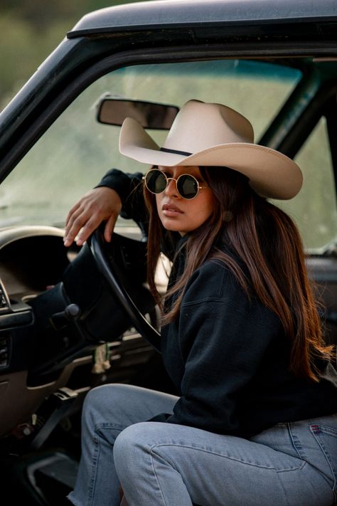 Pick Up Photoshoot, Instagram Picture Ideas Country, Truck Inspo Pics, Country Inspired Photoshoot, Western Photoshoot Ideas With Truck, Cowgirl Inspired Photoshoot, Bronco Photoshoot Ideas, Western Truck Photoshoot, Western Photo Shoot Outfit